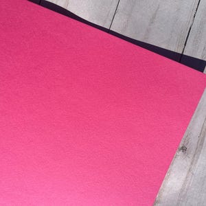 Pochette pour carnet de notes Travelers en papier cartonné texturé fait main Rose