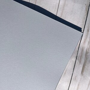 Pochette pour carnet de notes Travelers en papier cartonné texturé fait main Light Grey