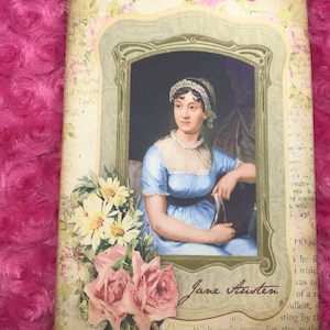 Puede incluir: Una ilustración de estilo vintage de Jane Austen, una famosa novelista inglesa, con un vestido azul y un gorro blanco. La imagen está enmarcada con un borde decorativo y rodeada de acentos florales.