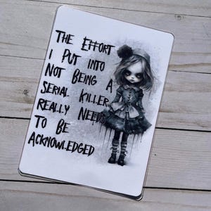 Puede incluir: Una ilustración en blanco y negro de una niña con un vestido oscuro y una cita que dice "El esfuerzo que pongo en no ser una asesina en serie realmente necesita ser reconocido."