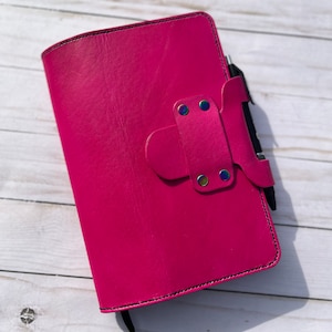 A5 Journal Leder Notizbuchhülle: Notizbuch & Planer, nachfüllbar, Stiftschlaufe, Hot Pink Stilvolle Buchhülle, handgefertigter Notebookhalter