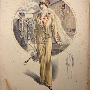 Op de afbeelding: Vintage mode-illustratie van een vrouw in een lange, lichtgekleurde jas met decoratieve afwerking, een bijpassende hoed en een sjaal. Het kunstwerk speelt zich af in een treinstationscène met figuren en een trein op de achtergrond. De illustratie bevat tekst.