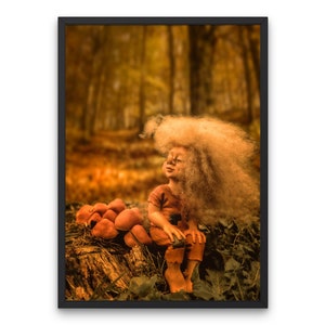 Könnte beinhalten: Eine fantasievolle Puppe mit langen, lockigen Haaren sitzt auf einem Baumstumpf in einer Waldlandschaft. Die Puppe trägt ein braunes Outfit und ist von orangefarbenen Pilzen umgeben.