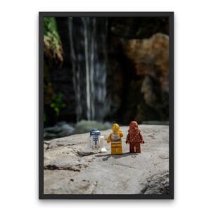 Könnte beinhalten: Gerahmtes Foto mit drei Lego Star Wars Figuren: R2-D2, C-3PO und Chewbacca. Die Figuren posieren auf einem Felsen vor einem Wasserfall. Der Hintergrund umfasst Felsen und Grün.