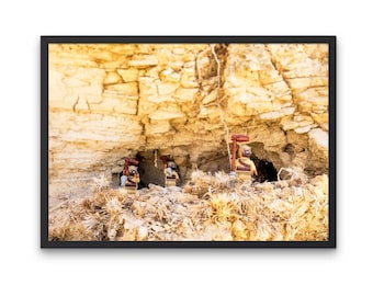 Puede incluir: Tres pequeñas figuras de Lego marrones y beige se encuentran frente a la entrada de una cueva en un acantilado rocoso de color marrón. Las figuras sostienen herramientas y parecen estar explorando la cueva.