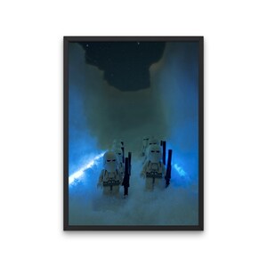 Könnte beinhalten: Eine Gruppe weißer Stormtrooper-Minifiguren steht in einer schneebedeckten Landschaft mit einem blauen Licht hinter ihnen. Die Figuren halten Blaster und blicken nach vorne.