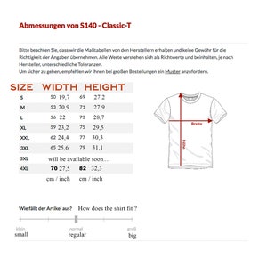 K&ouml;nnte beinhalten: Ein wei&szlig;es T-Shirt mit einer Gr&ouml;&szlig;entabelle, einschlie&szlig;lich Ma&szlig;en in cm und Zoll. Die Tabelle listet Gr&ouml;&szlig;en von S bis 4XL mit Breiten- und H&ouml;henma&szlig;en auf. Der Text enth&auml;lt "GR&Ouml;SSE", "BREITE", "H&Ouml;HE" und "Wie f&auml;llt der Artikel aus?"