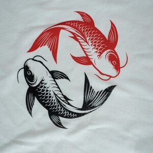 K&ouml;nnte beinhalten: Wei&szlig;er Stoff mit einem Design aus roten und schwarzen Koi-Fischen. Die Fische sind kreisf&ouml;rmig angeordnet, wobei sich ein roter und ein schwarzer Fisch gegen&uuml;berstehen. Das Design ist eine einfache, grafische Illustration.