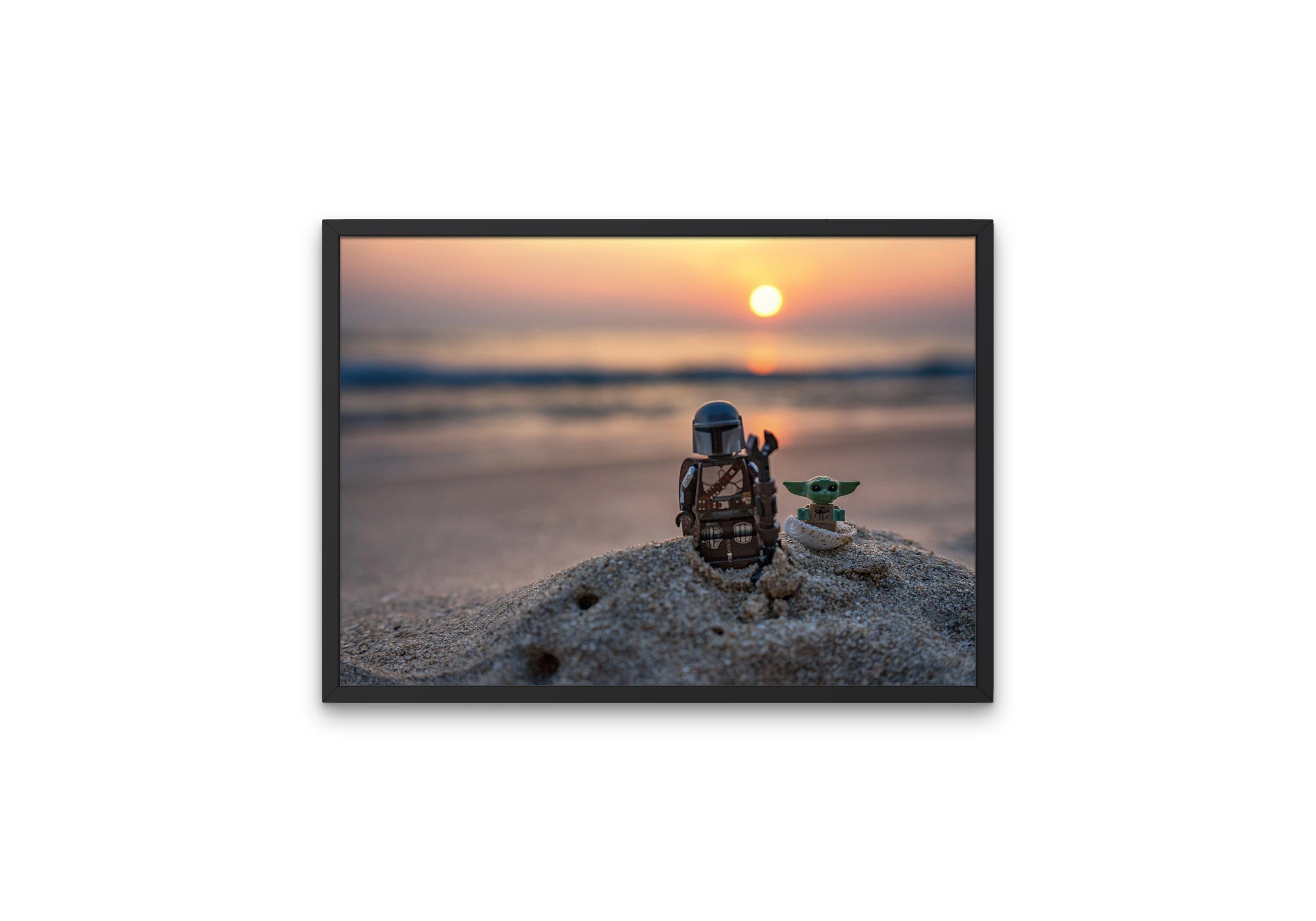 Stampabile - Mandaloriano - Grogu - Carta da parati - Poster del tramonto - Il bambino - Foto giocattolo - Spiaggia - Starwars - Fotografia - Arte murale
