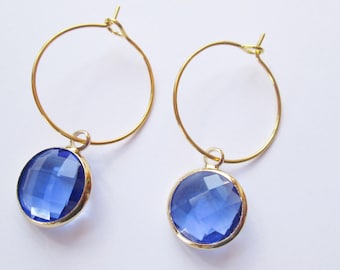 Aros dorados  cristal verde, azul, joyería España, minimalista, regalo navidad, regalo novio san Valentín.