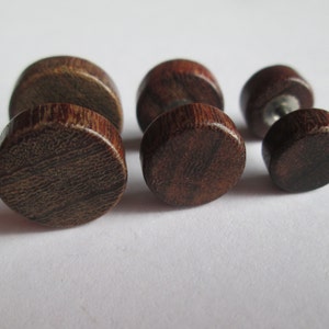 Ohrring Holz kleiner 6,8, 10 mm, Frau, ein Mann, Holz, dunkelbraun, unisex, Jubiläen, Geburtstage, Mann Geschenk, kleiner Ohrring holz rund