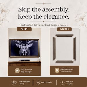 Może przedstawiać: Infografika por&oacute;wnująca w pełni zmontowany portret jelenia w ramie z niezmontowanymi elementami ramy. Tekst brzmi: Skip the assembly. Keep the elegance. Hand-finished. Fully assembled. Ready in minutes. Ours, Others, Fully assembled. Hang and enjoy.