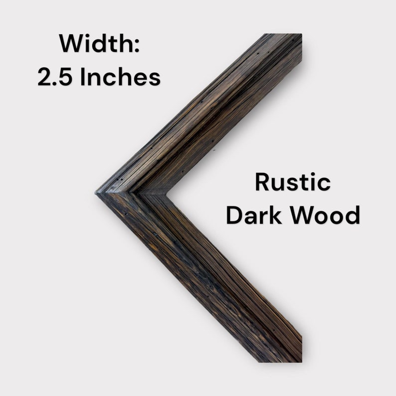 Puede incluir: Una secci&oacute;n de esquina en forma de L de un marco de fotos hecho de madera oscura con grano visible y acabado texturizado. El texto Width: 2.5 Inches y Rustic Dark Wood est&aacute; impreso en la imagen, indicando que el ancho del marco es de 6,35 cm.