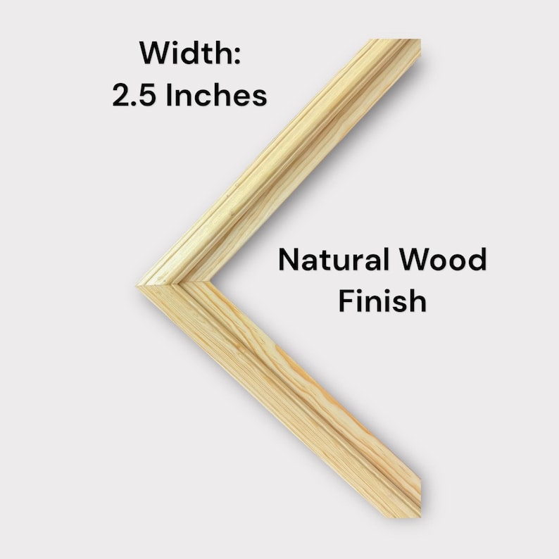 K&ouml;nnte beinhalten: Ein L-f&ouml;rmiges Eckst&uuml;ck eines Bilderrahmens mit einer nat&uuml;rlichen Holzoberfl&auml;che und sichtbarer Maserung. Der Text Width: 2.5 Inches und Natural Wood Finish ist deutlich neben der Rahmenecke aufgedruckt und gibt die spezifischen Ma&szlig;e an.