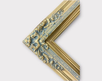Può includere: Una cornice dorata con un design ornamentale blu e oro. La cornice ha un bordo decorativo scolpito.