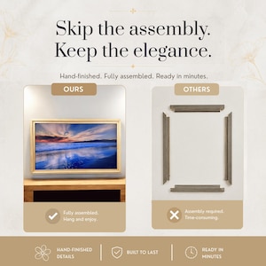 K&ouml;nnte beinhalten: Eine Vergleichsgrafik mit dem Titel Skip the assembly. Keep the elegance. Links ist ein fertig montierter heller Holzrahmen um ein Strandbild zu sehen. Rechts sind vier unmontierte dunkelgraue Rahmenteile abgebildet. Text: Hand-finished. Fully assembled. Ready in minutes.