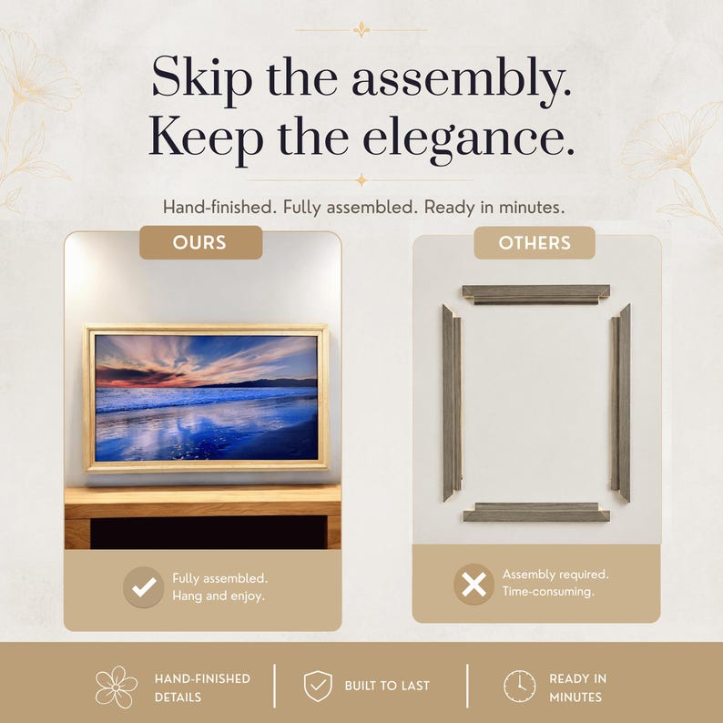K&ouml;nnte beinhalten: Eine Vergleichsgrafik mit dem Titel Skip the assembly. Keep the elegance. Links ist ein fertig montierter heller Holzrahmen um ein Strandbild zu sehen. Rechts sind vier unmontierte dunkelgraue Rahmenteile abgebildet. Text: Hand-finished. Fully assembled. Ready in minutes.