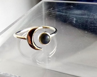 Anillo de plata de ley 925 con luna creciente y ónix negro para mujer, talla 8.5. Diseño delicado.