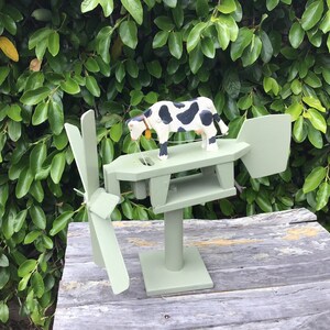 Whirligig with a happy cow image 3