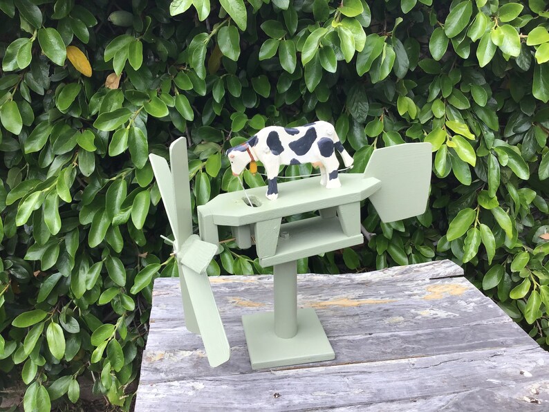 Whirligig with a happy cow image 3