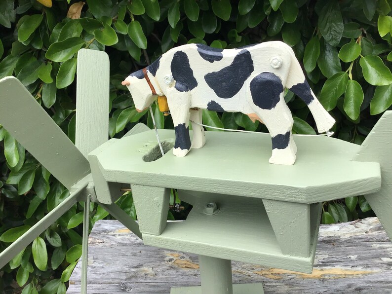 Whirligig with a happy cow image 4