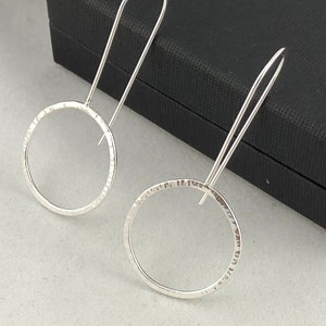 Sterling Silber Creolen, 925er Silber strukturierte Kreis Ohrringe, Minimalistische lange Ohrringe, handgefertigte Silberohrringe