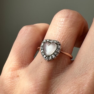 Anillo de corazón con diamantes y piedra lunar de estilo victoriano/eduardiano temprano