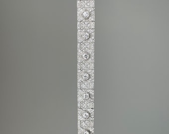 Peut inclure: Un bracelet en argent avec un motif géométrique serti de diamants étincelants.