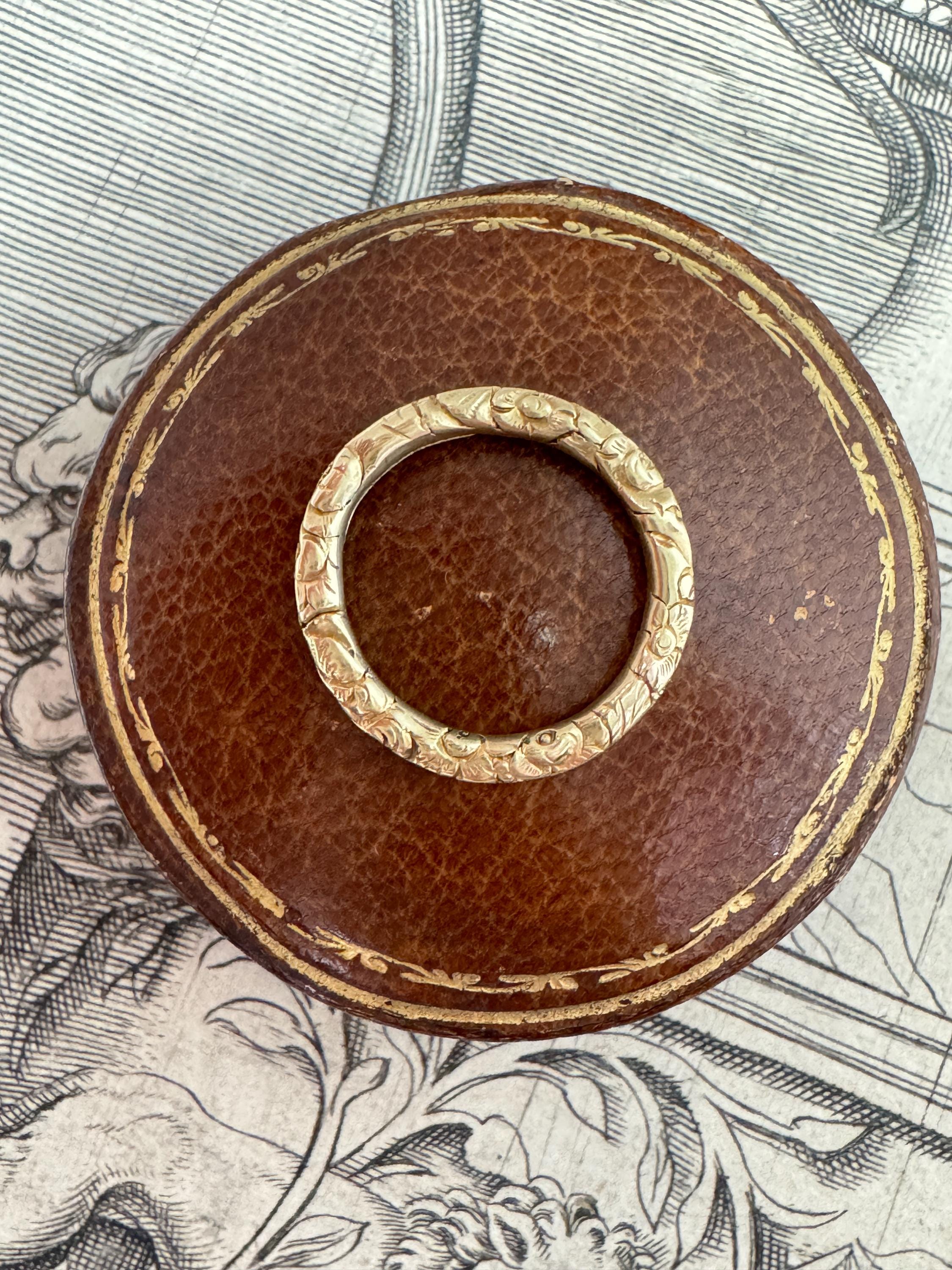 Large Antique Georgian 15K Chased Split Ring 19.5mm