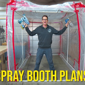 Può includere: Un uomo si trova all'interno di una cabina di verniciatura fai-da-te realizzata con tubi in PVC e teli di plastica trasparente. Sta tenendo in mano due pistole a spruzzo. Il testo "SPRAY BOOTH PLANS" è stampato sul pavimento davanti alla cabina.