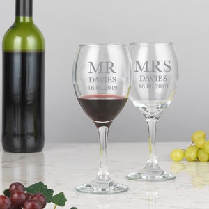 Personalised Mr & Mrs Wine Glass Set Weddings Gift Ideas For Engagements Anniversaries Mum Dad Presents 35th 30th 40th Silver Gold Ruby