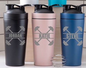 Puede incluir: Cinco botellas de batido personalizadas con un diseño de mancuernas y los nombres "Hannah", "Dave", "Jordan", "Katie" y "Steve".