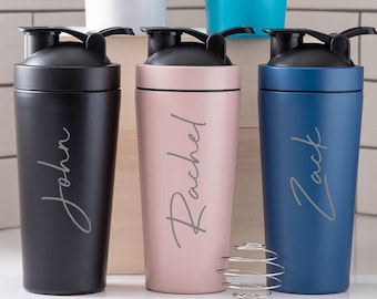 Personalisierte Protein-Shaker-Flasche mit großem Namen, Geschenkideen für Fitnessstudio-Liebhaber, Workout, Workout, Wasser – inklusive Metall-Shaker-Kugel zum Mischen