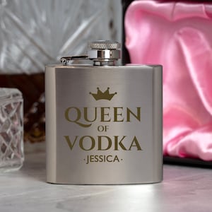 Personalised QUEEN OF 3oz Silver Hip Flask Gifts Ideas For Him Her Mum Dad Birthday Fathers Day 18th 21st 30th 40th 50th Vodka Whiskey