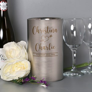 Puede incluir: Enfriador de vino de acero inoxidable plateado con una inscripci&oacute;n personalizada que dice "Christina & Charlie Juntos desde 1996".