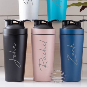 Botella mezcladora de proteínas personalizada con nombre grande, ideas de regalo para amantes del gimnasio, entrenamiento, agua, incluye bola mezcladora de metal para mezclar