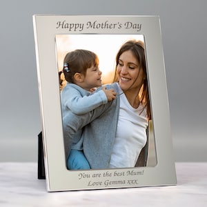 Puede incluir: Marco de fotos plateado con una imagen de una madre y un niño. El marco tiene una inscripción que dice "Happy Mother's Day" y "You are the best Mum! Love Gemma xxx".