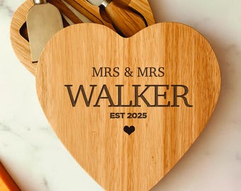 Tabla de quesos de madera personalizada con forma de corazón de Sr. y Sra., ideas de regalo para compromisos, aniversarios, bodas, novias y novios, matrimonios entre personas del mismo sexo.