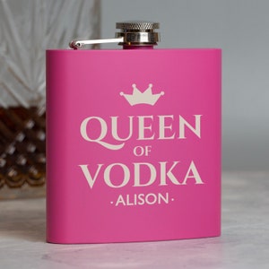 Personalised QUEEN OF 6oz Pink Hip Flask Gifts Ideas For Him Her Mum Dad Birthday Fathers Day 18th 21st 30th 40th 50th Vodka Whiskey