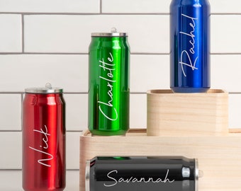 Può includere: Quattro refrigeratori per lattine in acciaio inox personalizzati in rosso, verde, blu e nero. I refrigeratori sono etichettati con i nomi "Nick", "Charlotte", "Rachel" e "Savannah".