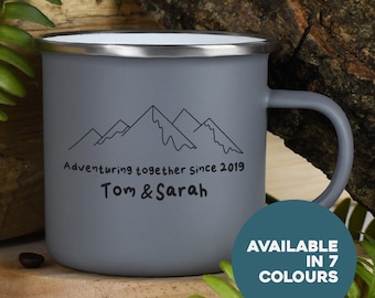 Puede incluir: Taza de camping de esmalte gris con un diseño de silueta de montaña y el texto "Adventuring together since 2019 Tom & Sarah".