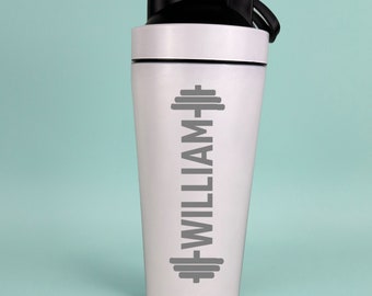 Puede incluir: Botella de batido blanca con tapa negra y un gráfico de mancuerna gris con el nombre "WILLIAM" impreso verticalmente en el lateral.