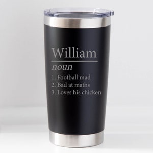 Może przedstawiać: Czarny kubek termiczny ze stali nierdzewnej z białym napisem: "William noun 1. Football mad 2. Bad at maths 3. Loves his chicken"