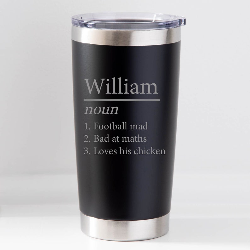 Może przedstawiać: Czarny kubek termiczny ze stali nierdzewnej z białym napisem: "William noun 1. Football mad 2. Bad at maths 3. Loves his chicken"