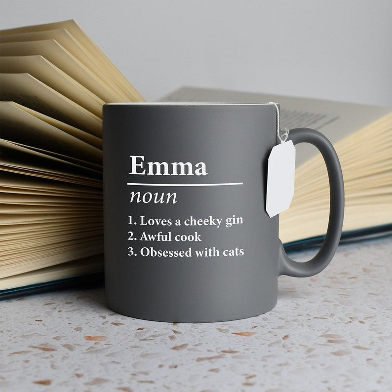 Définition du nom personnalisé Mug en satin gris gravé au laser Idées cadeaux Cadeaux pour maman Papa Anniversaire Noël Fête des mères des pères image 1