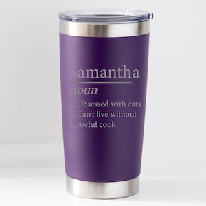 Może przedstawiać: Fioletowy kubek termiczny ze stali nierdzewnej z białym napisem: "Samantha noun 1. Obsessed with cats 2. Can't live without 3. Awful cook"