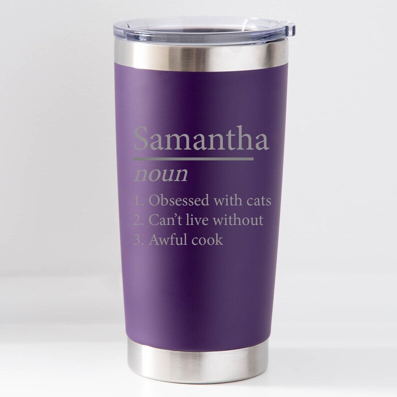 Może przedstawiać: Fioletowy kubek termiczny ze stali nierdzewnej z białym napisem: "Samantha noun 1. Obsessed with cats 2. Can't live without 3. Awful cook"
