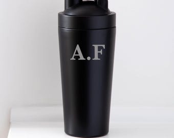 Botella mezcladora de proteínas con iniciales personalizadas, ideas de regalo para amantes del gimnasio, entrenamiento y agua. Incluye bola mezcladora de metal para mezclar.