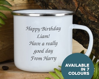 Könnte beinhalten: Weiße Emaille-Campingtasse mit silbernem Rand. Die Tasse hat eine personalisierte Botschaft mit dem Text "Happy Birthday Liam! Have a really good day From Harry". Die Tasse ist in 7 Farben erhältlich.