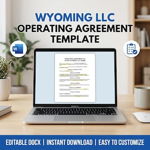 Könnte beinhalten: Ein Laptop zeigt eine Vorlage für eine Wyoming LLC Betriebsvereinbarung. Der Bildschirm zeigt ein Dokument mit Überschriften wie "Artikel I: Name und Büro". Der Laptop steht auf einem Holztisch mit einer Maus, einer Tasse und einer Pflanze. Der Text unten lautet "Editable Docx | Instant Download | Easy to Customize".